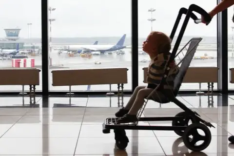 Wózek składany jak walizka - idealne rozwiązanie dla podróżujących rodzin