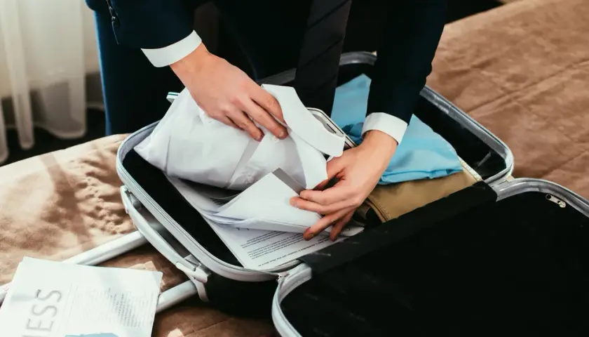 Jak złożyć spodnie garniturowe do walizki, aby uniknąć zagnieceń
